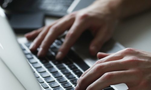 hacker-man-laptop_144627-25457